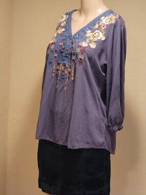 Small Andree By Unit pull-over vneck 3/4 sleeve with swing curved hem